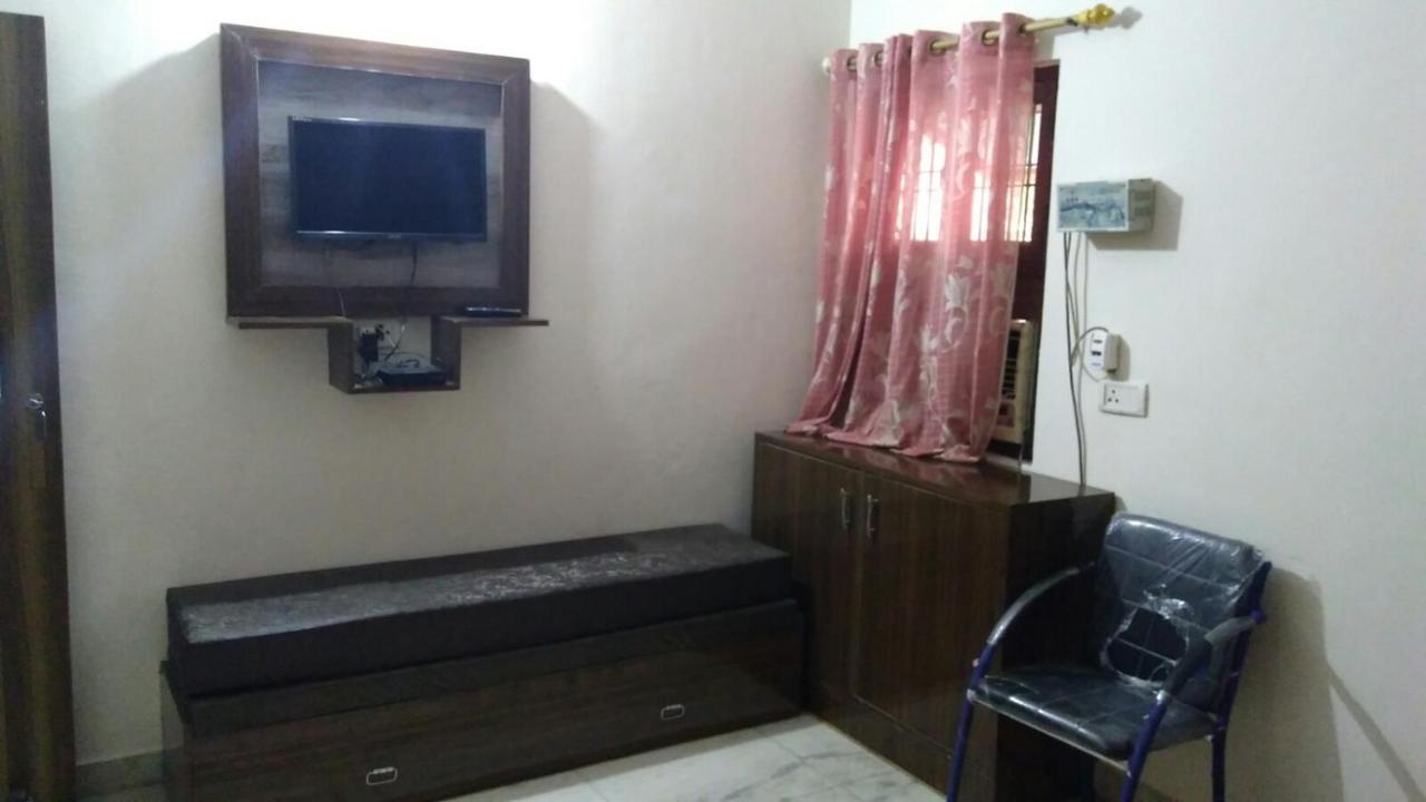 Basil Inn Home Stay Walking Distance From Taj Mahal Agra อัครา ภายนอก รูปภาพ